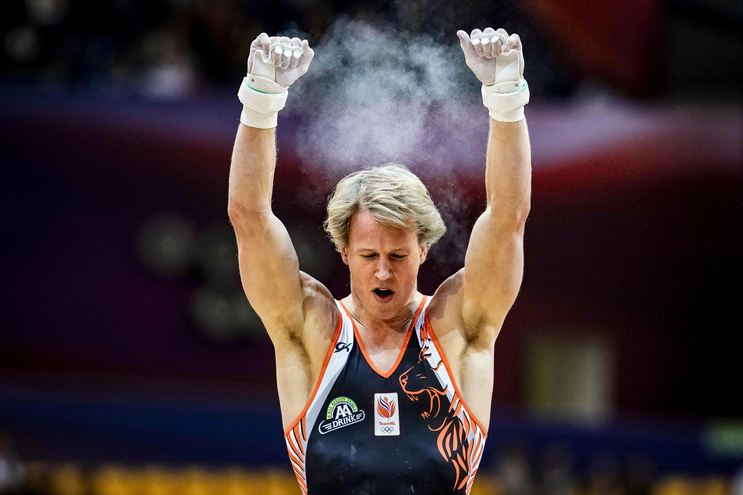 Epke Zonderland staat juichend na een afsprong